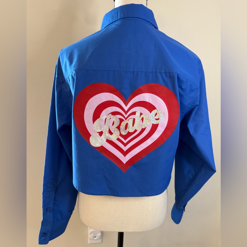On Twelfth cropped graphic funky vibrant blue heart  top SZ SM - Picture 5 of 14